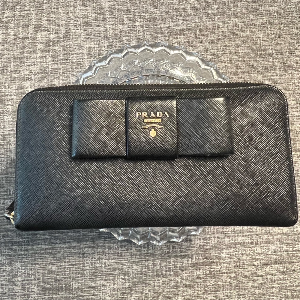 Prada Black Saffiano Leather Bow Wallet excellent used condition, zip around